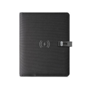 ELEVATE A5 FOLDER. Pasta A5 em 300D poliéster 100% reciclado com carregador por indução embutido (5'000 mAh) e bloco com páginas pautadas