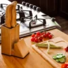 CONJUNTO PARA COZINHA COM CEPO EM BAMBU / MADEIRA / INOX – 6 PÇS