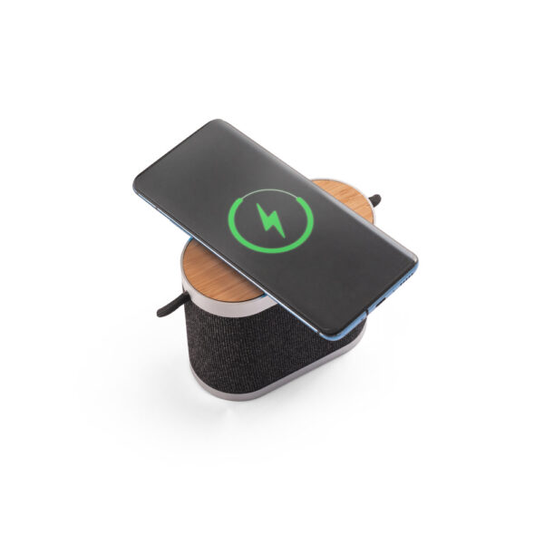 GUETTA. Caixa de som de 5W com carregador por indução super-rápido e autonomia de 2h (1’200 mAh), em bambu e PET 100% reciclado