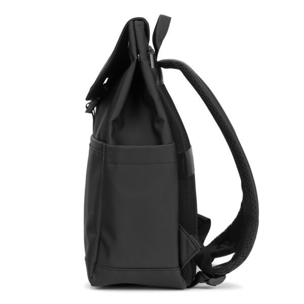 AZORES BAG. Mochila para computador portátil (16″) em PU, com pala que cobre todos os compartimentos