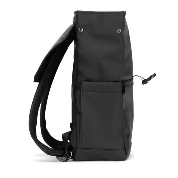 AZORES BAG. Mochila para computador portátil (16″) em PU, com pala que cobre todos os compartimentos