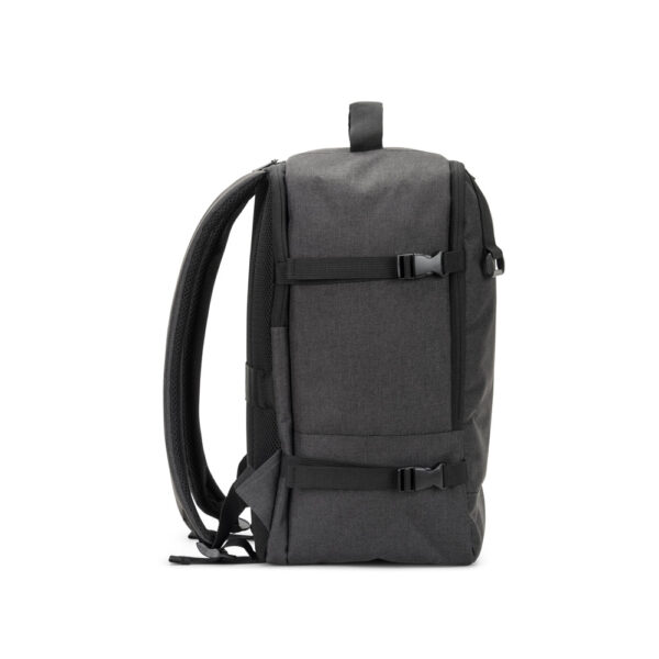 CIES. Mochila desenvolvida para cumprir as dimensões exigidas pelas companhias aéreas em poliéster reciclado 600D de alta densidade com acabamento repelente à água (20 L)