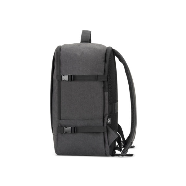 CIES. Mochila desenvolvida para cumprir as dimensões exigidas pelas companhias aéreas em poliéster reciclado 600D de alta densidade com acabamento repelente à água (20 L)