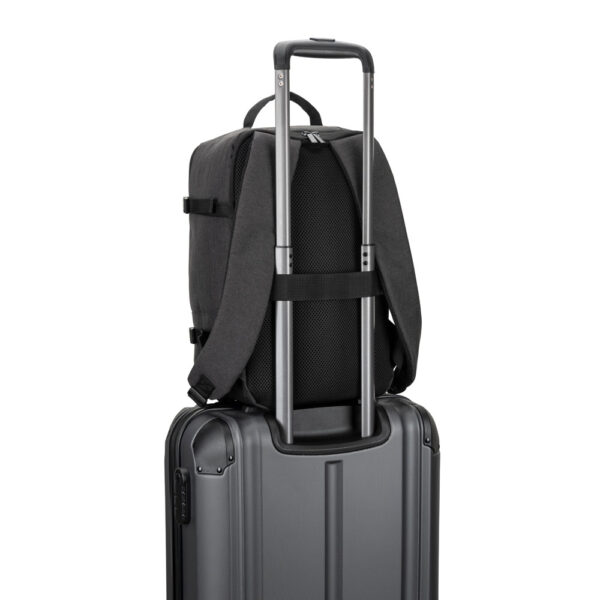 CIES. Mochila desenvolvida para cumprir as dimensões exigidas pelas companhias aéreas em poliéster reciclado 600D de alta densidade com acabamento repelente à água (20 L)