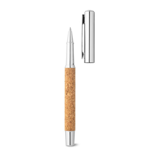 ANDREW. Caneta roller em aço inox 90% reciclado e cortiça com escrita em azul