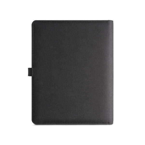 ELEVATE A5 FOLDER. Pasta A5 em 300D poliéster 100% reciclado com carregador por indução embutido (5’000 mAh) e bloco com páginas pautadas