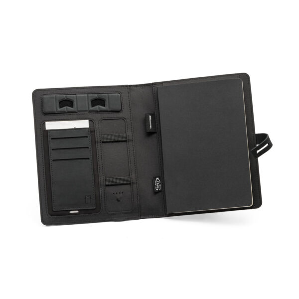 ELEVATE A5 FOLDER. Pasta A5 em 300D poliéster 100% reciclado com carregador por indução embutido (5’000 mAh) e bloco com páginas pautadas