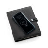 ELEVATE A5 FOLDER. Pasta A5 em 300D poliéster 100% reciclado com carregador por indução embutido (5’000 mAh) e bloco com páginas pautadas