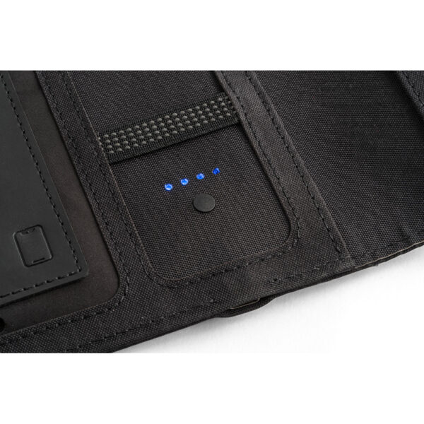 ELEVATE A5 FOLDER. Pasta A5 em 300D poliéster 100% reciclado com carregador por indução embutido (5’000 mAh) e bloco com páginas pautadas