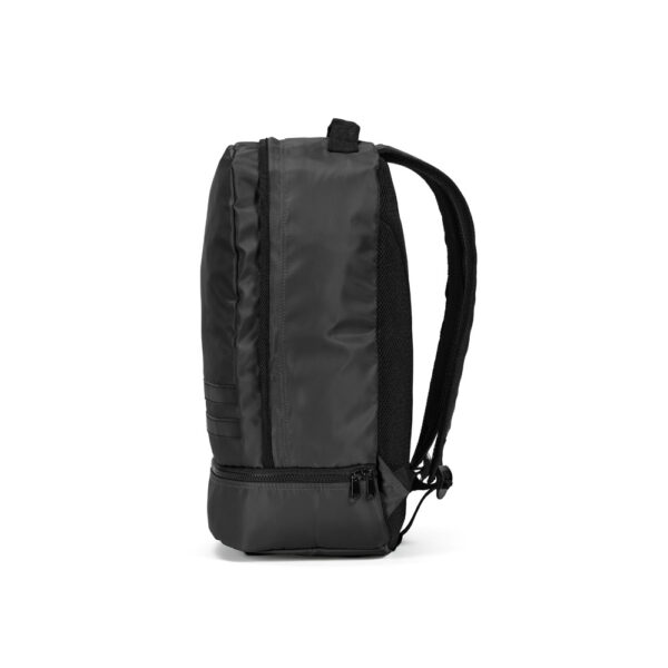 MANCHESTER. Mochila em poliéster reciclado 290T e sarja com compartimento para sapatos (25 L)