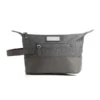 NECESSAIRE EM POLIESTER 300D COM DETALHES EM COURO – CINZA