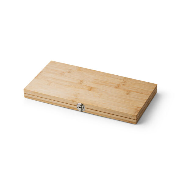 KOERPER. Kit churrasco em caixa bambu com 4 utensílios em aço inox e bambu