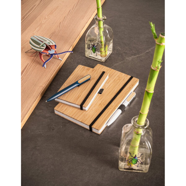 BUARQUE A5. Caderno A5 de capa e contracapa em placa de bambu e lombada em PET 100% reciclado, com páginas pautadas recicladas