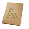 POE. Pasta A4 em cartão kraft 100% reciclado (450 g/m²), com bloco de páginas lisas recicladas