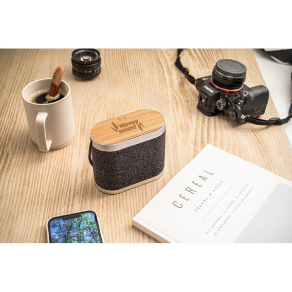 GUETTA. Caixa de som de 5W com carregador por indução super-rápido e autonomia de 2h (1’200 mAh), em bambu e PET 100% reciclado