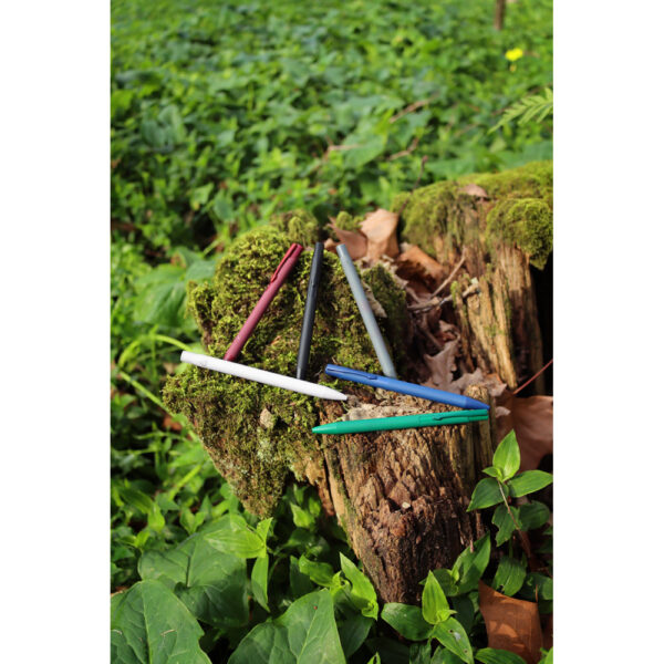 CLINT. Caneta esferográfica em alumínio 100% reciclado, com acabamento em borracha e escrita em azul