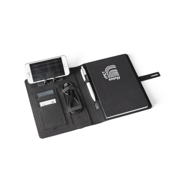 ELEVATE A5 FOLDER. Pasta A5 em 300D poliéster 100% reciclado com carregador por indução embutido (5’000 mAh) e bloco com páginas pautadas