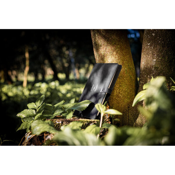 ELEVATE A5 FOLDER. Pasta A5 em 300D poliéster 100% reciclado com carregador por indução embutido (5’000 mAh) e bloco com páginas pautadas