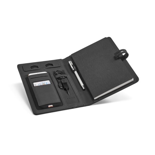 AFONSO. Pasta A5 em c. sintético com bateria portátil embutida (lítio) 4’000 mAh e bloco com páginas pautadas