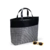 SACOLA DE PRAIA/PIQUENIQUE EM PVC E MATERIAL SINTÉTICO – PRETO / XADREZ PRATA – 48X33X13 CM