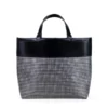 SACOLA DE PRAIA/PIQUENIQUE EM PVC E MATERIAL SINTÉTICO – PRETO / XADREZ PRATA – 48X33X13 CM