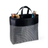SACOLA DE PRAIA/PIQUENIQUE EM PVC E MATERIAL SINTÉTICO – PRETO / XADREZ PRATA – 48X33X13 CM