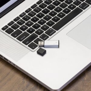 PEN DRIVE PRATINHA 4 GB  COM TAMPA